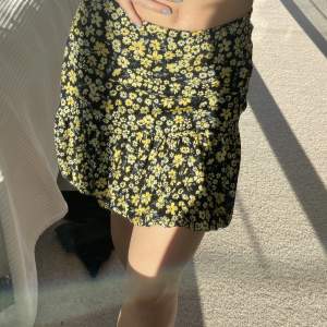 Kort blommig kjol från Only 🫶🏼