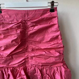 En söt rosa kjol i storleken 36. Använd vid få tillfällen.