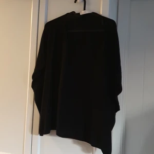 Tröja - Stor, luftig, bred tröja.  100% bomull.  Pimpad på ryggen med påsydd applikation. 