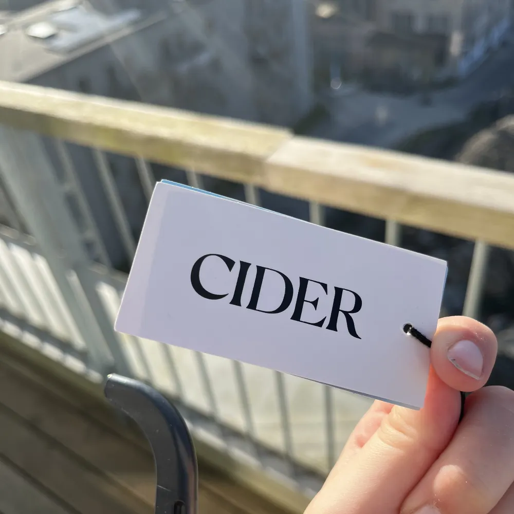 FRI FRAKT📦 Super fin röd Cider top i storlek M. Älskar önskar verkligen att den passa men den är för stor för mig. Jag brukar ha S så normal M skulle jag säga. Den stängs med en dragkedja i bak och har inte mycket stretch. . Toppar.