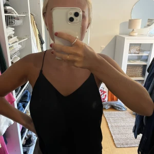 Blått linne - Ett mörkblått linne med tunna band. Linnet är från Vero Moda och är i storlek s. Detta plagg är oanvänt.