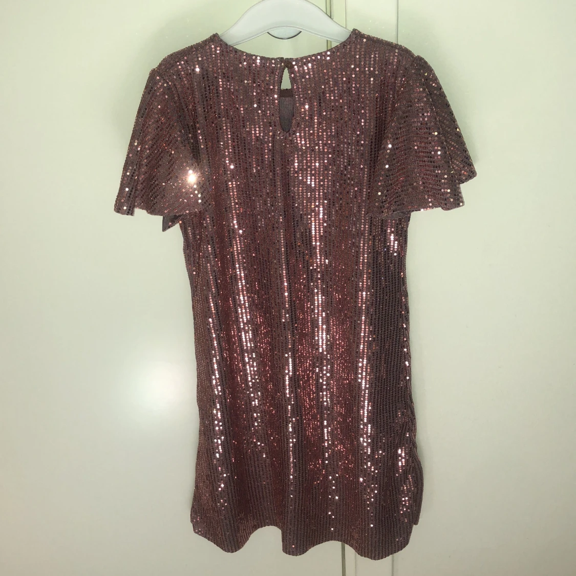 Rosa gllitrig klänning - 90