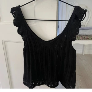 Topp - Super söt stickad topp, första bilden är lånad ifrån @emelineingvarson andra bilden är min 200kr+frakt🫶🏼