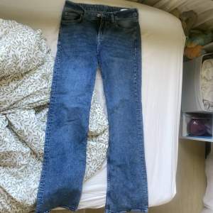 säljer dessa skitsnygga lågmidjade flare jeansen från H&M då de är för långa för mig som är 162 cm! 