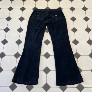 Juicy couture byxor - Vintage juicy byxor i den äldre modellen med bakfickor. Innerbenslängd 73cm. Kan inte garantera 100% äkthet då jag köpte dom begagnat själv men är identiska till mitt andra par juicy byxor som är äkta 
