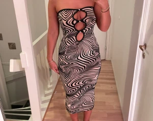 Klänning från PLT  - Oanvänd klänning från prettylittlething med prislapp i storlek M! Sååå fin