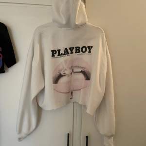 En avklipp Playboy hoodie, använt en del men inga synliga märken eller slitningar,   Storlek okänd, Oversized 