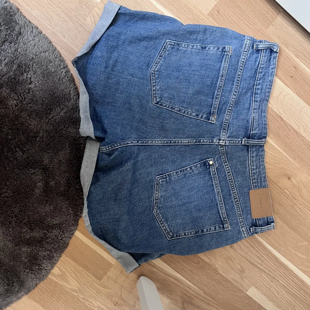 Ett par Jeans shorts som inte används Skriv om ni vill ha mer bilder:). Shorts.