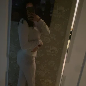 vita juicy - Hej!  Jag säljer detta vita juicy couture setet i strlk xs. Jag köpte det precis i slutet av december. 