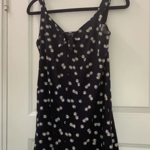 Klänning - Pris kan diskuteras, mörkblå klänning med tusenskönor och en rosett. Inte använd! 