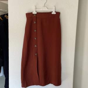 Roströd/brun kjol från ginatricot med slits, nyskick 🤍