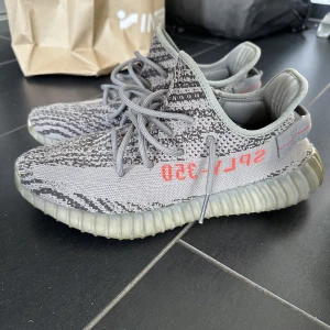 Yeezy boost 350 beluga 2.0 - Hej   Säljer dessa yeezy då dom har blivit för små och kommer inte till användning. Tagit väll hand om dom med sparsamhet   storlek: US 9,  Kvitto finns👍   motsvarande 43 i eu.   Hör av er för funderingar eller bilder😊