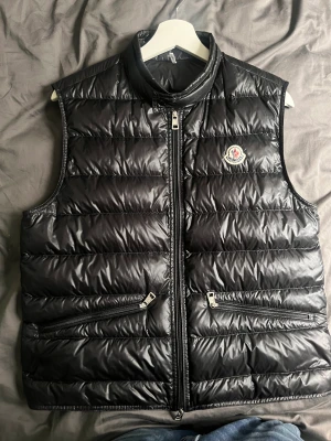 Moncler gui väst - Moncler gui väst - skick: 9/10 - storlek: 2, motsvarar s/m - nypris: ca 7000kr - bud från 2800:- - bin 3500:-