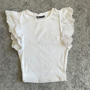 Topp - Säljer denna söta sommartoppen från Zara som ej finns kvar på hemsidan! 80kr + frakt