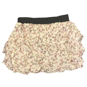 Kortkjol Med Volanger - Varan kan köpas direkt på vår hemsida, ettmarke.se Färg: Vit med detaljer av rosa, blå, gul, grön. Modell: Kortkjol Storlek: Storlek 36 enligt lapp Kan passa fler storlekar då kjolen har resårband. Midja platt rakt över: 33,5 cm. 37cm totallängd