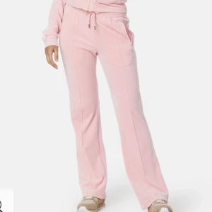 Juicy couture set - Säljer mitt rosa juicy couture set då det inte kommer till användning tyvärr då jag har flera andra färger.  Hoodien finns typ inte längre att köpa och hela setet är i samma färg som byxorna. Hitta ingen bättre bild för hoodien. Skicka dm för fler bilder💗