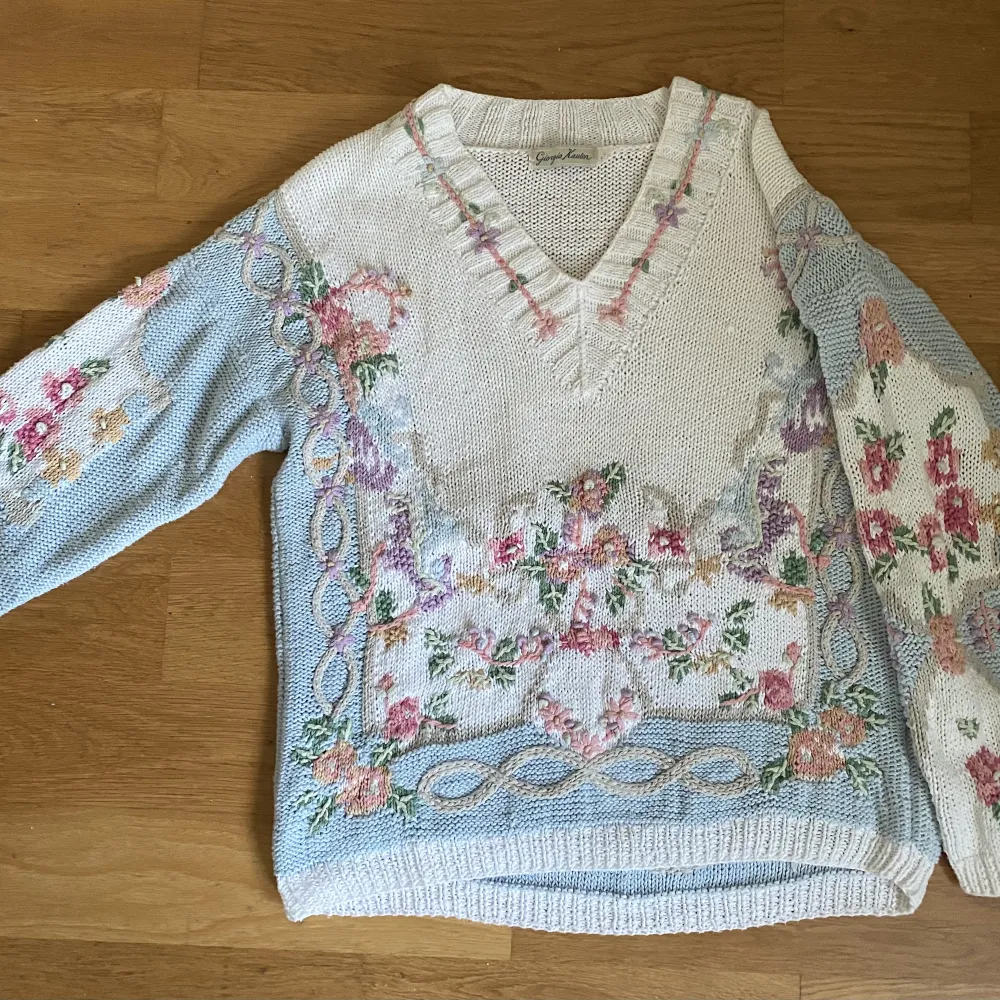 super gullig stickad tröja med pastel färger och blomdetaljer, av märket Giorgio Kauten. Säljer pga den inte kommer till användning. Priset kan diskuteras💕. Stickat.