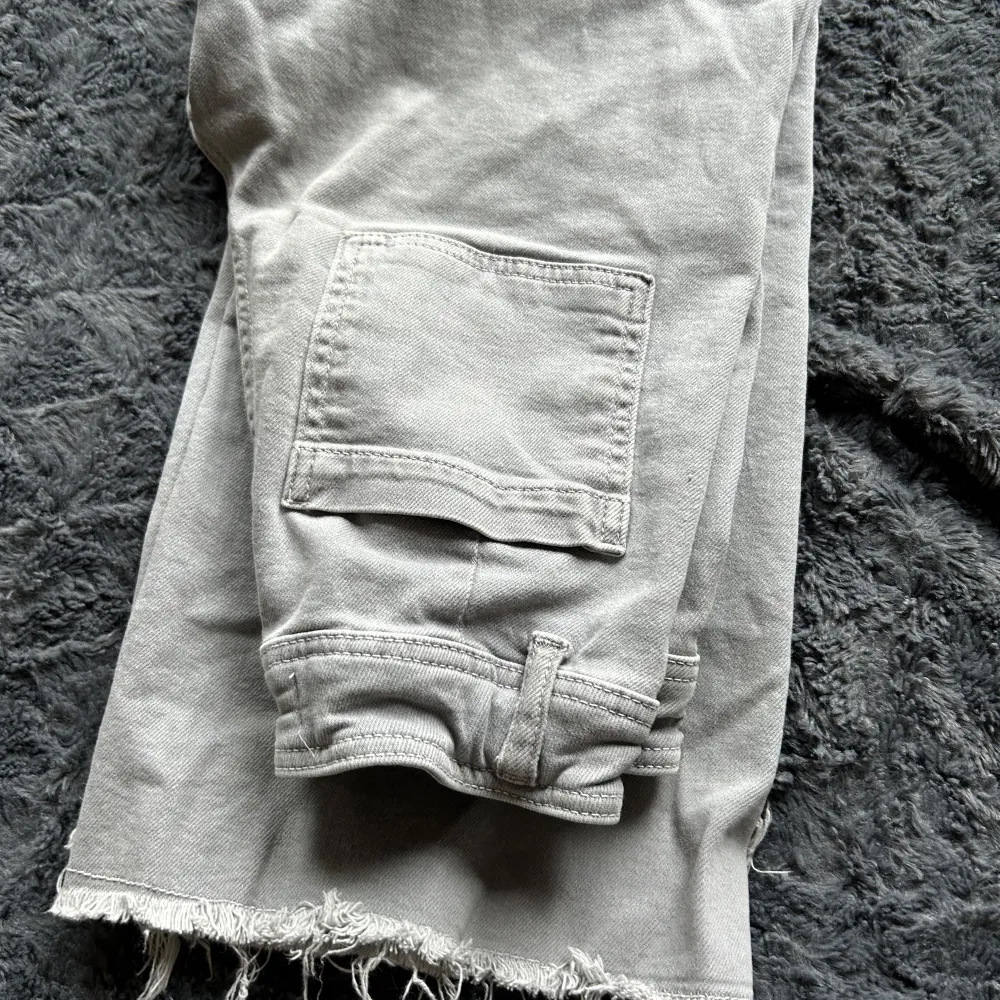 Snygga Wide leg jeans i färgen grå från Zara, säljer då de inte längre är min stil men är endast använda några gånger. Pris kan diskuteras💗. Jeans & Byxor.