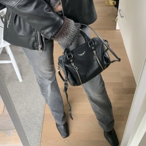 Zadig & Voltaire Sunny Bag XS - Väska ”Sunny” från Zadig & Voltaire i strl XS. Väl använd och synliga slitage, speciellt på metalldelarna. Nypris ca 4000. Skriv för fler bilder.