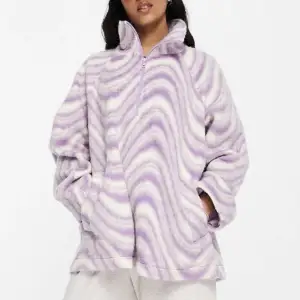 Cool fleece från Asos🤍💜 aldrig använd Köpt för 549kr Den är väääldigt oversized, skulle passa jättebra till att åka snowboard i t.ex. 