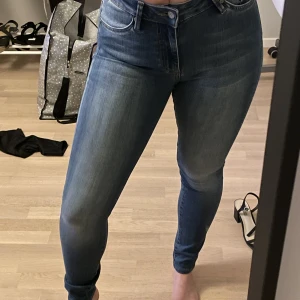 Jeans - Från crocker, mycket stretch. Tror eventuellt att de är upplagda. Jag är 160 cm