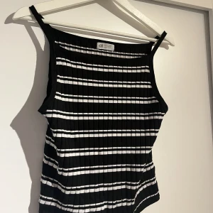 Top - Passar som en vuxen M, jätte fin och sval tröja till sommaren.