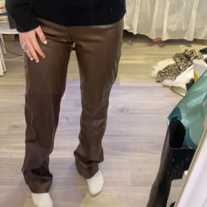 Bruna skinnbyxor - Bruna skinnbyxor från bikbok i strl 34🙌🏻