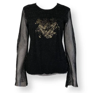 Tröja  - Långärmad svart tröja med genomskinliga fishnet ärmar. Tröjan glittrar! Från Lipo Lipo, storlek M. Dockan använder storlek XS. ⚠️MÅTT: Ärmlängd 63cm, armhåla till armhåla 46cm & längd 60cm