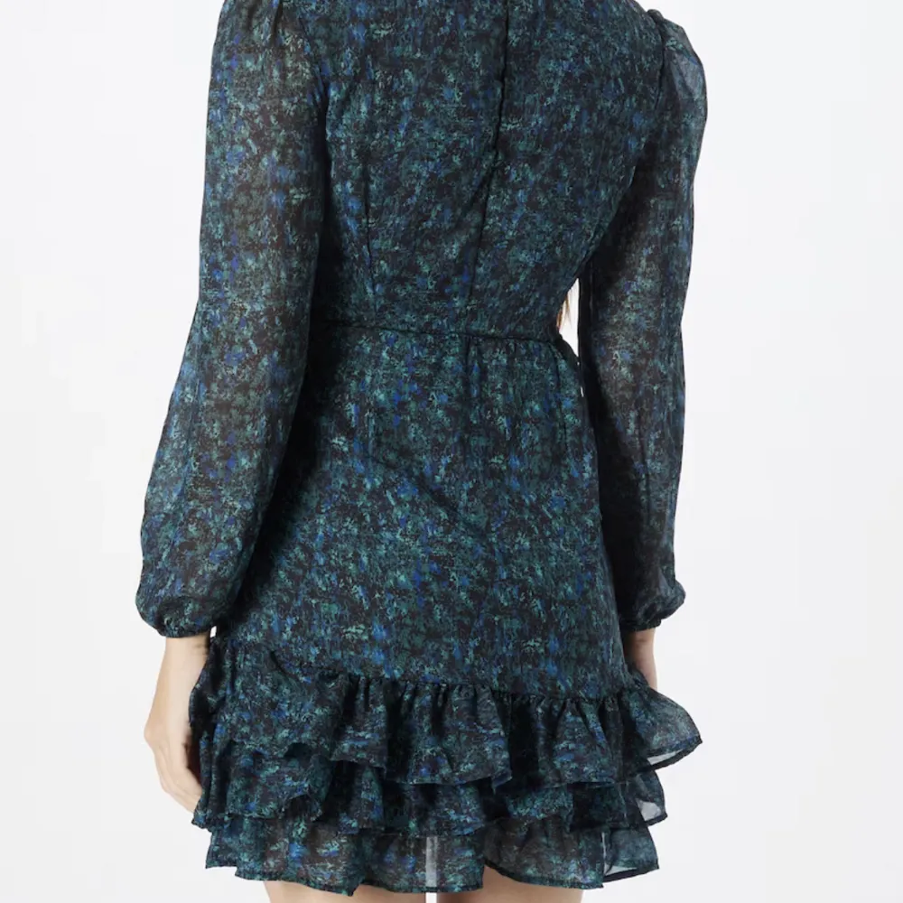 Säljer denna sjuuukt snygga klänningen med fint mönster!💞. Klänningar.