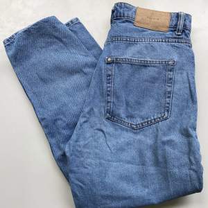 Blå mom jeans från H&M. I gott skick men tyvärr lite för korta för mig i benen.