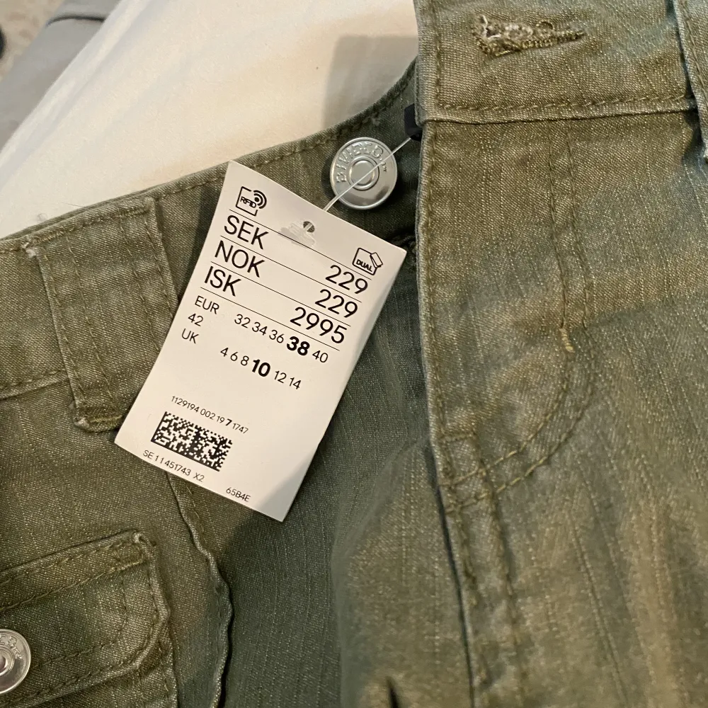 Såå snygga och helt oanvända jeans från h&m, storlek 38 men har sytt in dom i midjan till en 36a🥰💕 . Jeans & Byxor.