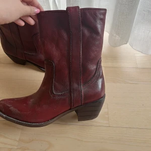 Cowboy boots - Så coola vinröda cowboyboots från Steve madden!