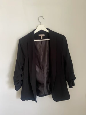 Kavaj  - Jättefin kavaj från hm, knappast använd helt som ny. Ord pris: 499kr