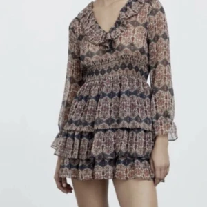 Volang klänning zara - Superfin mönstrad klänning med volanger från zara som passar året runt! Bara använd en gång och helt i nyskick. (Bild 1&2 är lånade)