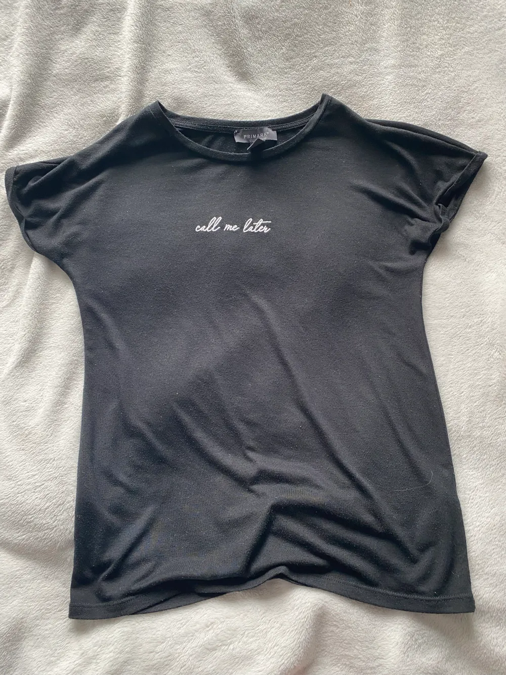 T-shirt från märket med texten ”call me later”. Köpt i Spanien i storlek 32/34. Jag är S och den passar finfint. T-shirts.