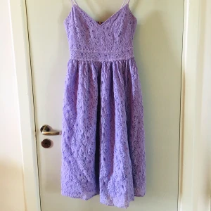 Klänning  - En knälång klänning i syrenlila spets från new yorker  I fint skick 