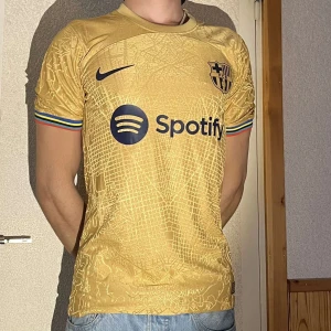 Barcelona fotboll tshirt tröja - Ny Barcelona fotbollströja 2023. Samma design som spelarna använder. Autentiska designdetaljer med svettavvisande teknik som ger en matchredo look inspirerad av ditt favoritlag. Passar både S och M