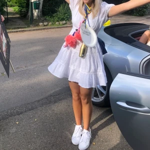 Vit klänning  - Säljer min fina vita klänning från zara som jag hade på studenten💕💕 storlek XS men passar även en S✨✨