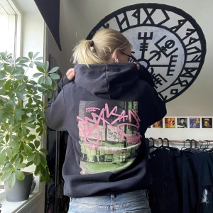 Hoodie med tryck  - Tuff hoodie som ej kommer till användning här! Använd men i bra skick !!  Rabatt om man köper flera hoodies🙏🏼