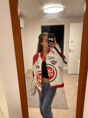 Motorcykel jacka / vintage jacka - Säljer nu min superfina unika skinnjacka som inte kommer till användning🤍🤍🥂. Den är i storlek xxl men sitter mer som m. Jag är xs-s och sitter lite overzied på mig💘💘💘 Pris kan diskuteras! Liknade lucky strike jackor har trendat på TikTok!!😍