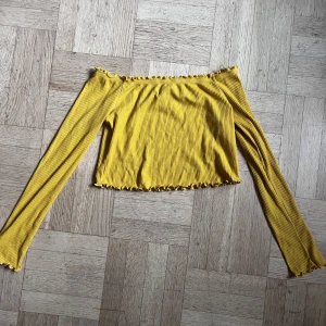 Gul topp HM - Storlek s men passar även xs. Använd få gånger🌻