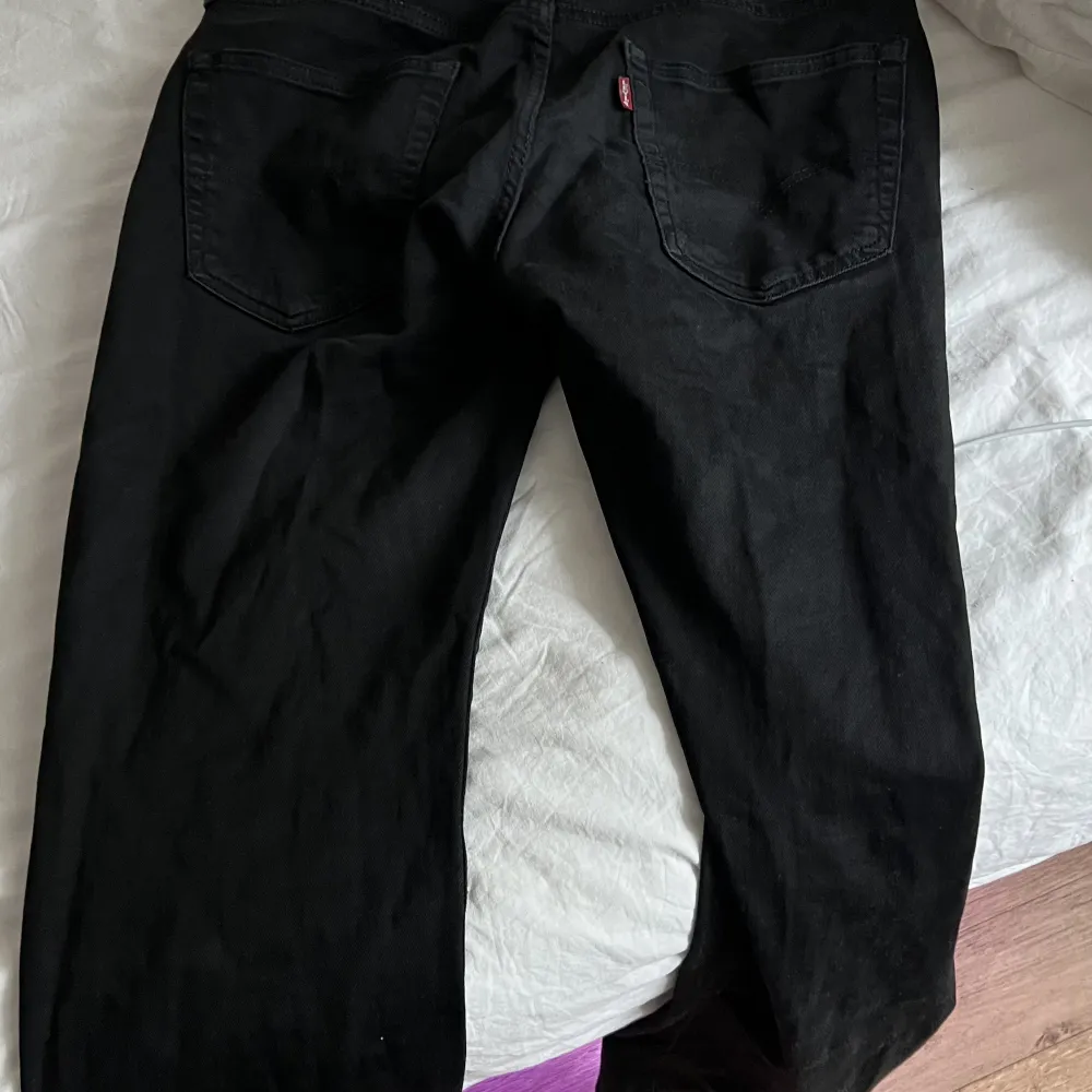 Säljer nu mina fina levis jeans då jag har växt ur de😊 Mått: 31x32 Färg:svart Märke:levis Skick:7/10. Jeans & Byxor.