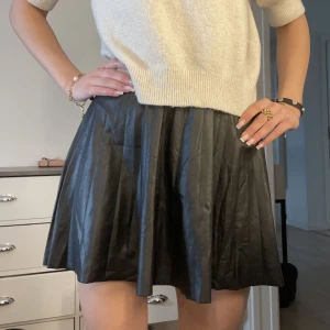 Zara kjol - Säljer denna fina skinnkjolen från ZARA. Storlek XS. Inga defekter! Kan både frakta eller mötas upp i sthlm!