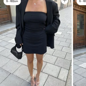 Djerf Avenue klänning  - Tube Dress Blackberries från Djerf Avenue i storlek XS. Använd cirka 5 ggr och är i mycket bra skick. Säljer då den blivit för liten 
