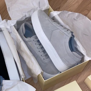 Arigatos gråa - Säljer dessa fina arigatos som jag knappt använder för att jag beställde ett par svarta som jag trivs bättre i! Som sagt knappt använda och är som gott som nya! 