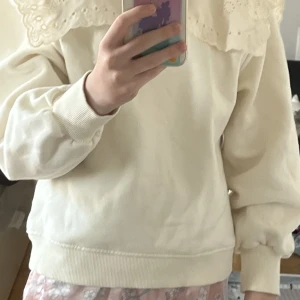 Vit/ljus gul volang tröja  - Säljer denna jätte fina vita/ljus gula volabgtröjan gråa Zara då den inte riktigt kommer till användning. Tröjan är i storlek 13-14 men passar då också xxs, xs och kanske s, priset diskuteras vid intresse/köp❤️❤️🫶