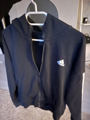 Tröja  - En adidas tröja med dragkedja använt hyfsat många gånger men den ser fortfarande helt perfekt ut
