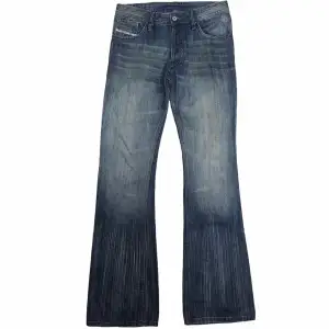 Bootcut jeans i storlek 30/31. Lågmidjade. Tror det är herrmodell men passar alla kön.  Skriv meddelande om ni vill ha mått. Pris går att diskutera 😊