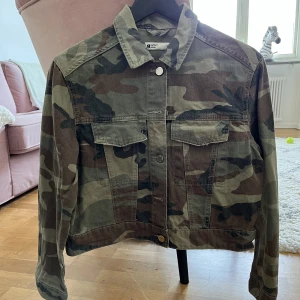 Jeansjacka (Gina tricot) - Storlek S (använd i bra skick)