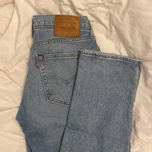 Säljer mina Levi’s jeans, modell 514, storlek W30 L34, i princip bara testade, aldrig använda. De är insydda i midjan, går enkelt att sprätta upp, jag kan skicka bild om det önskas. Modellen passar både killar och tjejer 